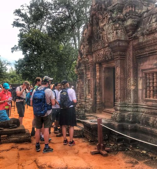 Hópurinn skoðar rústir Angkor Wat 2018